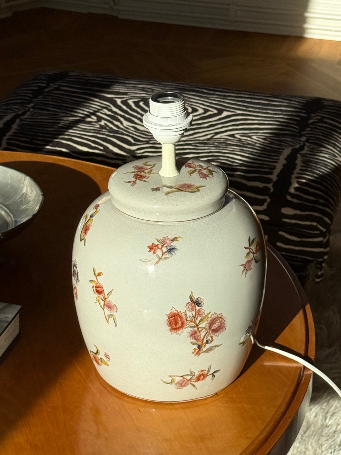 CHUNKY PORCELAIN LAMP