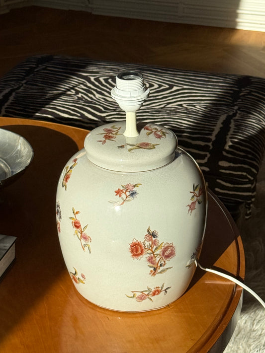 CHUNKY PORCELAIN LAMP