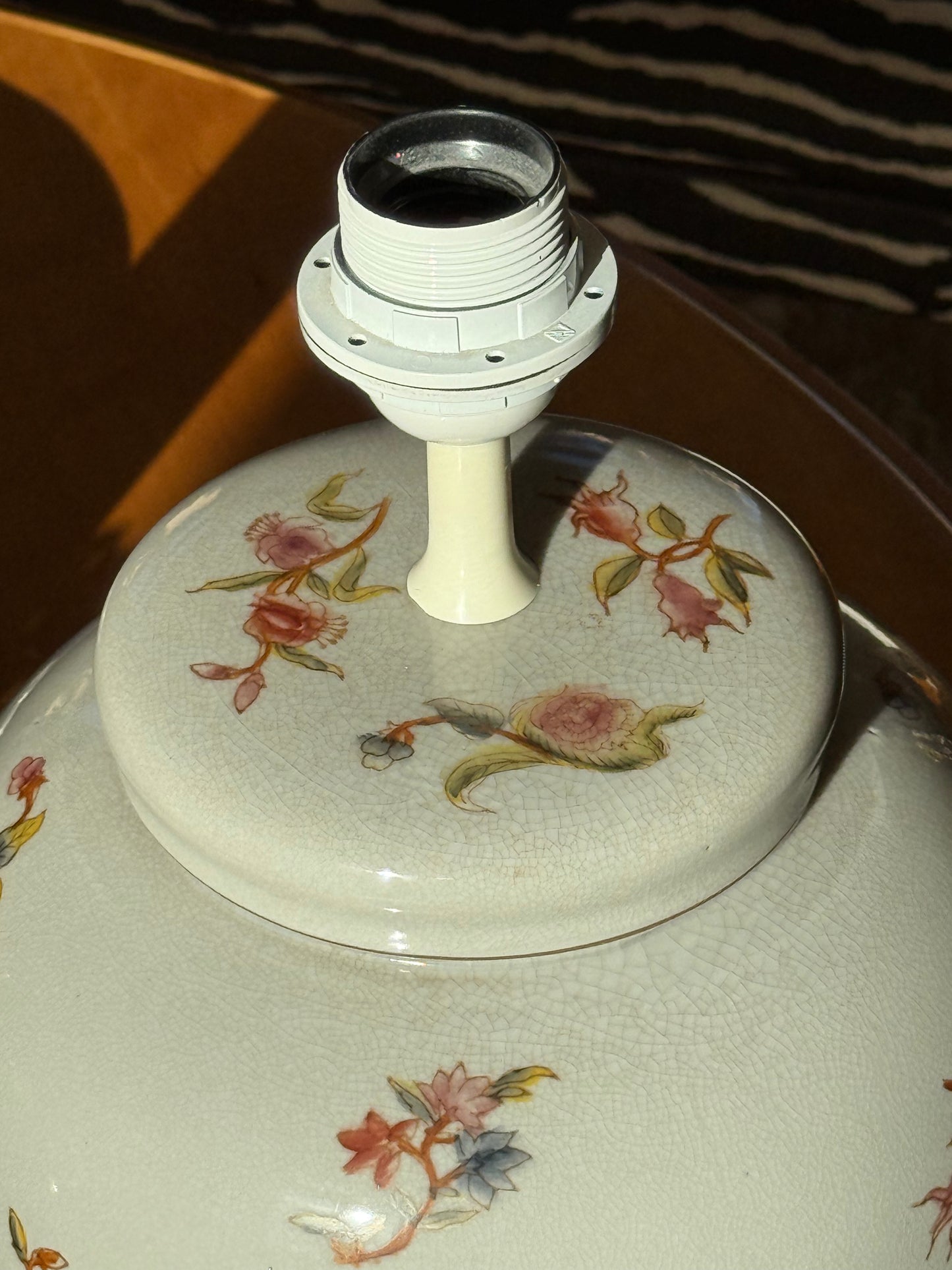 CHUNKY PORCELAIN LAMP